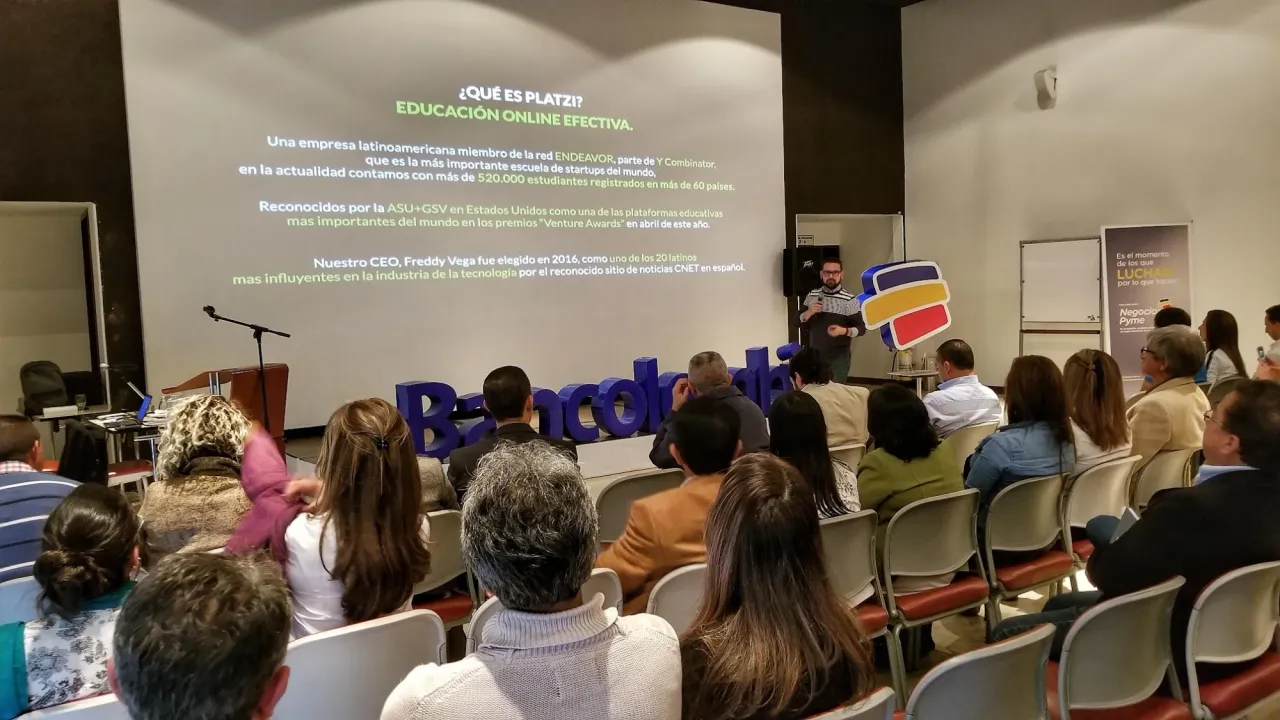 Andrés Londoño presentando ante empresarios de pymes en un evento de Bancolombia