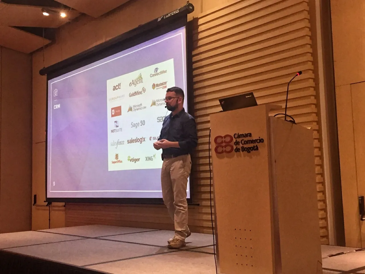 Andrés Londoño hablando de CRM en la tarima de la Cámara de Comercio de Bogotá