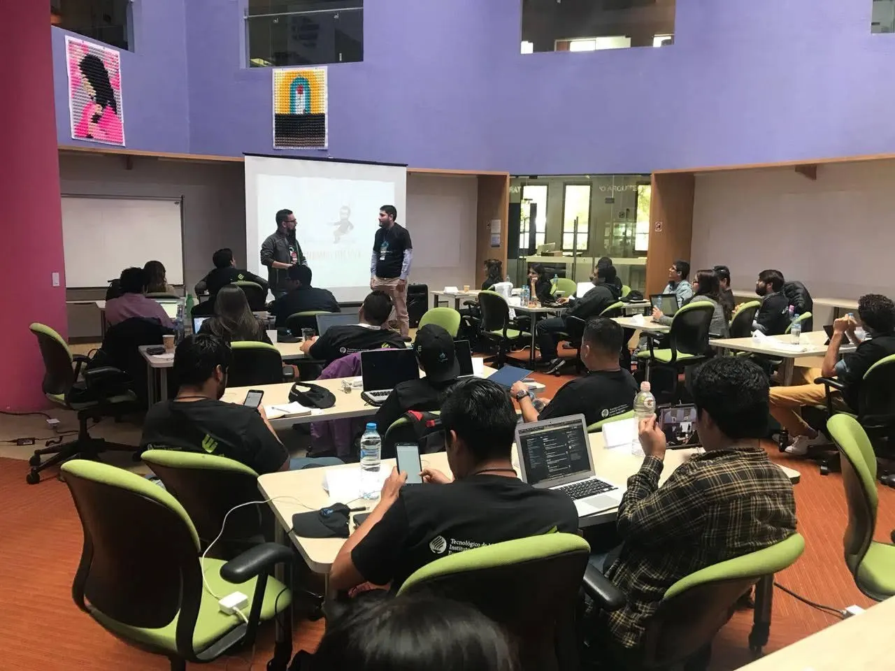 Andrés Londoño dando un taller a un grupo de estudiantes con sus computadores