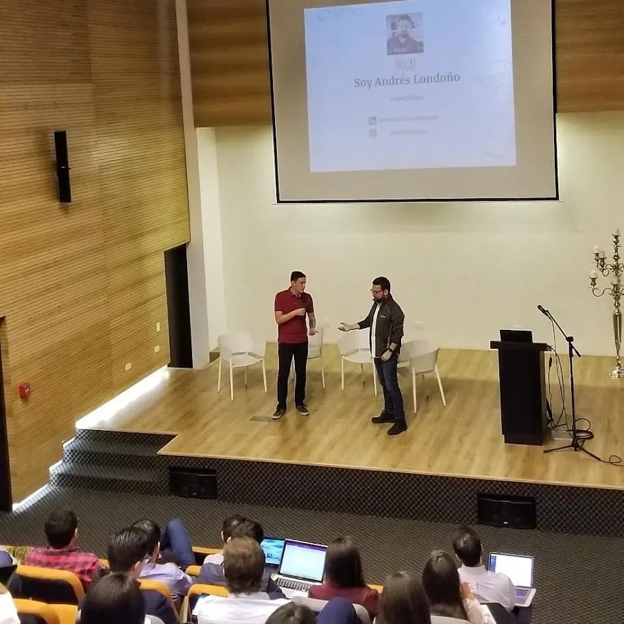 Andrés Londoño en el escenario de un auditorio, con la presentación "Hola, soy Andrés Londoño, Growth Platzi"