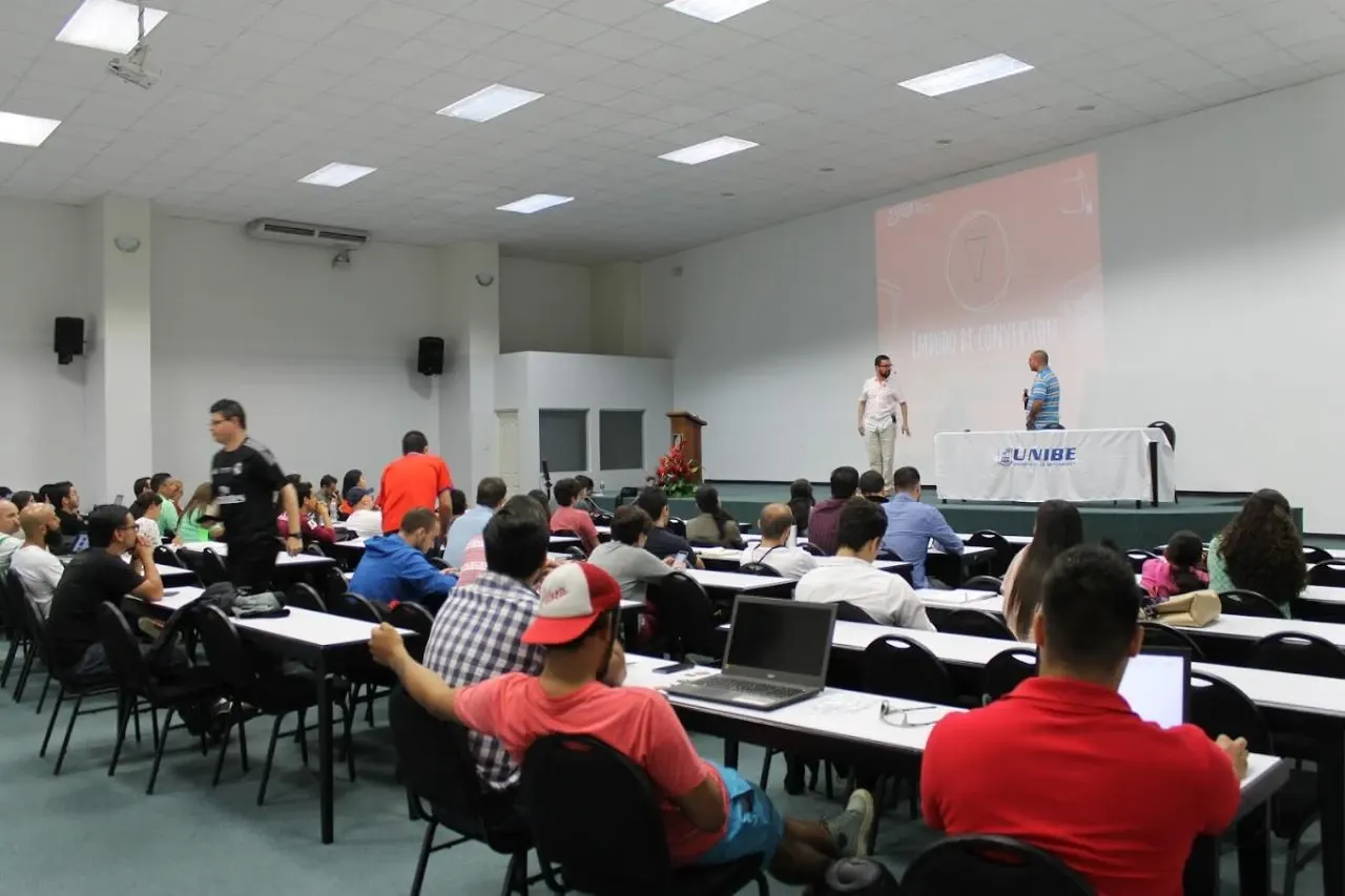 Andrés Londoño presentando el embudo de conversión ante un auditorio universitario