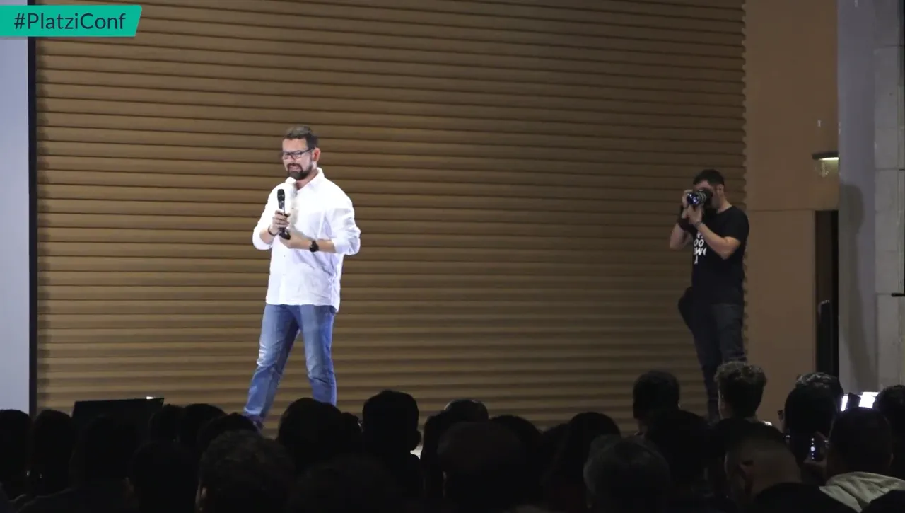 Andrés Londoño en la tarima de PlatziConf Bogotá dando la charla "Un millón de profesionales no son suficientes"