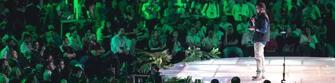 Andrés Londoño hablando en la tarima de StartCo Medellín 2019 ante un auditorio lleno